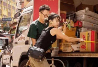 “香港最美搬运工”出名了 被富二代拦腰抱走