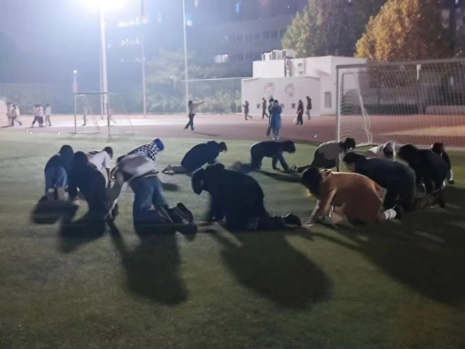 封控到瘋? 大學生集體夜爬行養紙狗、遛紙狗後新風潮| 陸疫情持續| 兩岸| 聯合新聞網