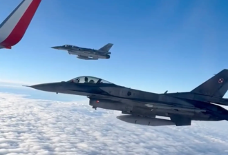 波兰国家队启程前往卡塔尔 两架F-16护送离境