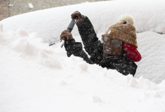纽约州长发布紧急状态 积雪深度达167cm