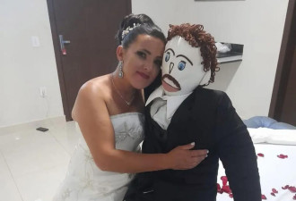 巴西37岁女子和手工布娃娃结婚，生下小布娃娃