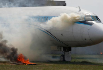 飞机撞向消防车 两消防员当场死亡 骇人视频疯传