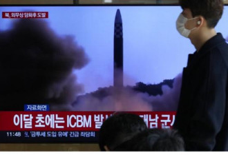 朝鲜试射新型洲际弹道导弹 金正恩携妻女露面