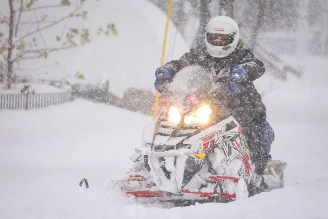 美东迎20年历史性暴风雪民众趁机“雪地上撒点儿野”_无忧资讯