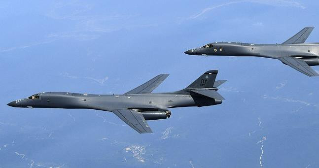 美国B-1B战略轰炸机再抵半岛，韩媒：对朝释放警告信息|朝鲜|美国B-1B|美军_新浪新闻