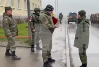 视频曝光：俄两名男子拒上前线，被当场押往监狱