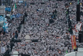 韩媒：首尔20万人集会 要求尹锡悦下台