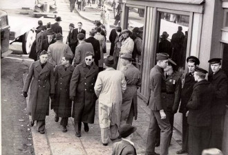 1943年的战时照片，男子疑似拿手机通话