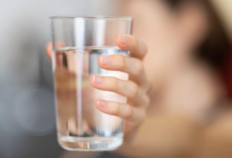 一天8杯水太多了？科学家揭“正确饮水量”