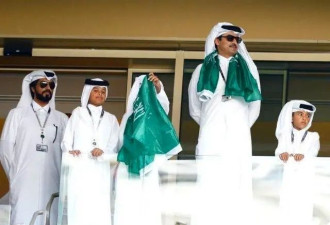 断交5年后 卡塔尔国王披上了沙特国旗....