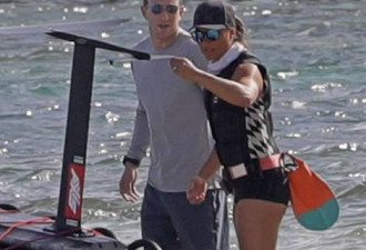 扎克伯格在夏威夷冲浪，女教练相伴