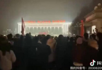 新疆大火网传44死 民众包围政府大楼骂市委书记