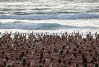 悉尼海滩人体艺术:2500人裸体呼唤对皮肤癌的认识