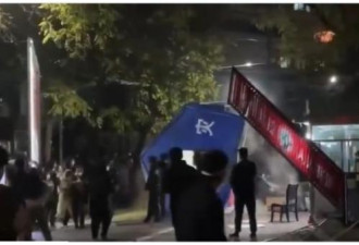 乌鲁木齐效应 兰州民众抗议掀翻核酸检测亭