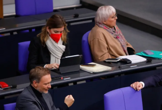 德国会关暖气节能 议员冷到抖不停