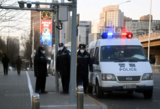 警车围得水泄不通 北京白纸运动转战遇阻