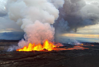 夏威夷毛纳罗亚火山持续喷发 熔岩泉最高60公尺