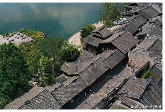 重庆·濯水古镇: 吊脚楼和石牌坊的魅力