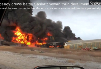 加拿大火车在高速公路旁脱轨爆炸 黑烟冲天！进入紧急状态