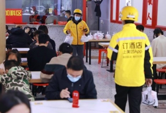 广州部分区域恢复堂食 民众排队喝早茶