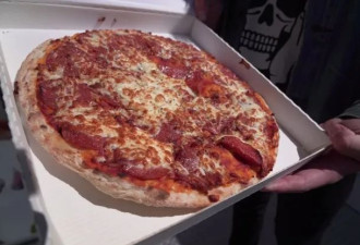 魁省某小学给学生提供的披萨中有老鼠屎