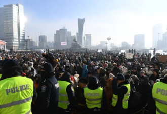 蒙古国爆发大规模抗议 试图冲击国家宫