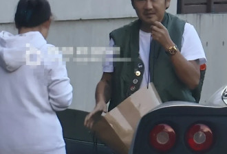 曹格离婚后首与女儿同框 微笑但难掩疲态