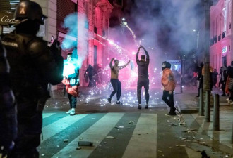巴黎逾2万球迷街头狂欢 警方丢催泪弹逮74人