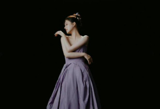 赵露思穿紫色长裙配盘发 造型高贵又优雅