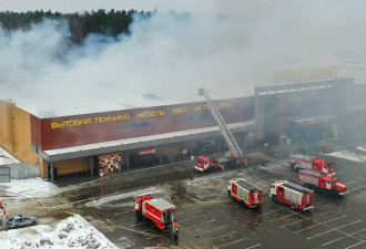 莫斯科近郊购物中心大火 浓烟窜向天际