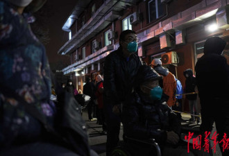 中国多地发热门诊爆满 北京长者室外排队