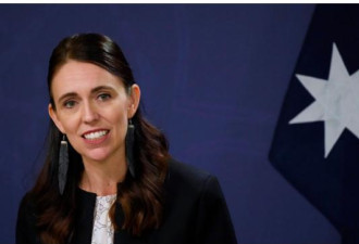 新西兰总理骂在野党蠢材 话筒没关....