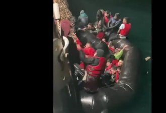 英吉利海峡突发移民船倾覆 已致4人死亡