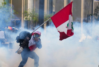 秘鲁新政府在抗议中给予军方新权力