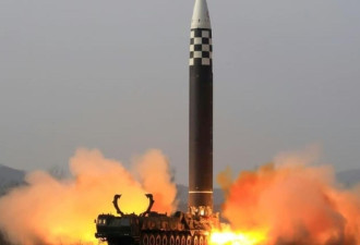 韩国军方：朝鲜星期天发射了两枚中程弹道导弹