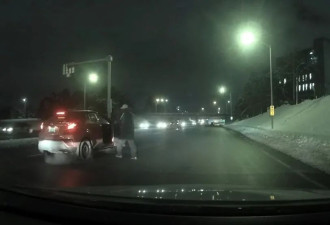 【视频】安省女子开车路上遇人求助 竟目睹明目张胆的抢劫