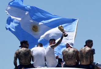 阿根廷400万人庆功 梅西等直升机救走