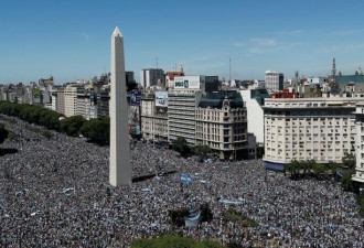 阿根廷400万人庆功 梅西等直升机救走