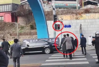 韩国总理被轰出吊唁活动 众目睽睽下闯红灯横穿马路