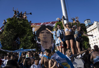 200万球迷涌街头狂拜梅西 阿根廷首都几乎瘫痪