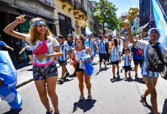 印度阿根廷女球迷庆祝中枪，还抱着孩子