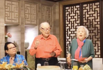 87岁谢芳携92岁老公现身饭局 高唱情歌