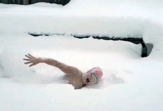 大温大雪他们玩嗨了！16岁华裔自家后院"游雪"