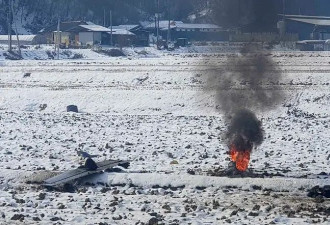 韩国一架攻击机在农田坠毁现场曝光:机翼机身分离