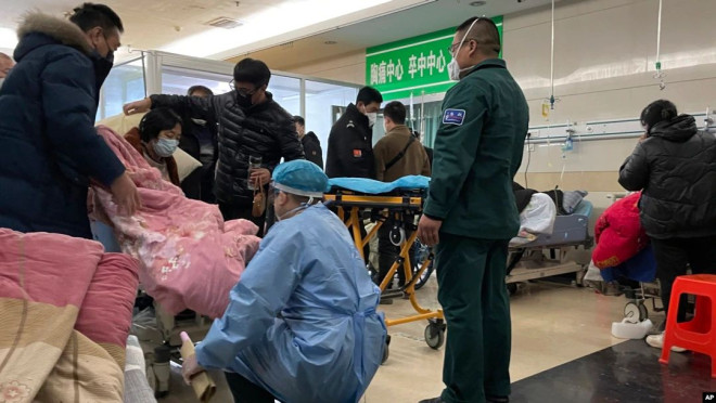 疫情汹涌下京沪居民密集返工感染潮可持续三个月