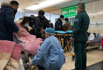 疫情汹涌下京沪居民密集返工 感染潮可持续三个月