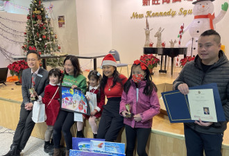 万锦市议员刘肇麟为圣诞儿童绘画比赛颁奖