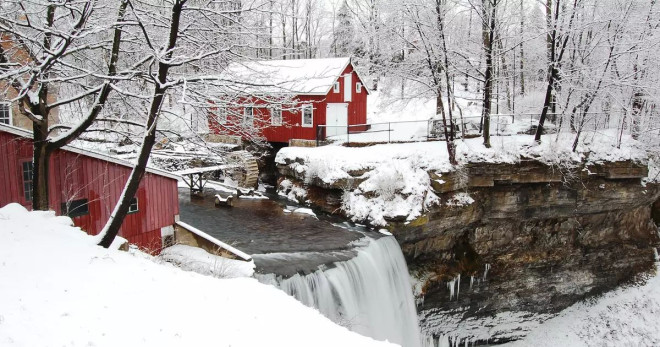 You can hike under this breathtaking frozen waterfall near Niagara laterthis winter