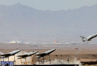 伊朗在霍尔木兹海峡附近试验军用无人机