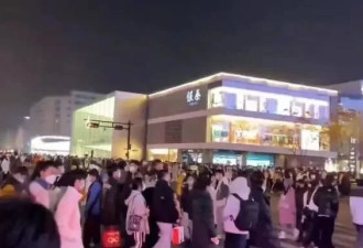 人山人海!这是昨夜杭州湖滨步行街!多家超市排队